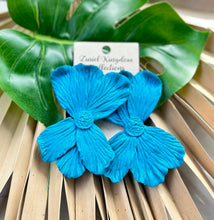 Load image into Gallery viewer, Hibiscus Statement Earring