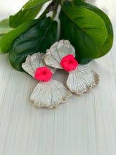 Load image into Gallery viewer, Hibiscus Statement Earring