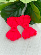 Load image into Gallery viewer, Hibiscus Statement Earring